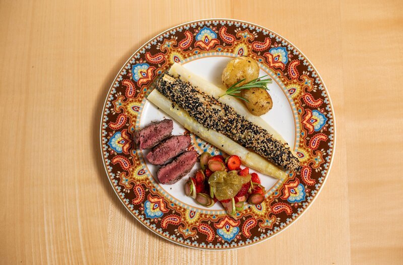 Sarahs Hauptspeise: Zweierlei weißer Spargel, gegrillter Rehrücken, Kartoffeln und Spargel-Erdbeer-Rhabarber-Relish – Bild: SWR/​Melanie Grande