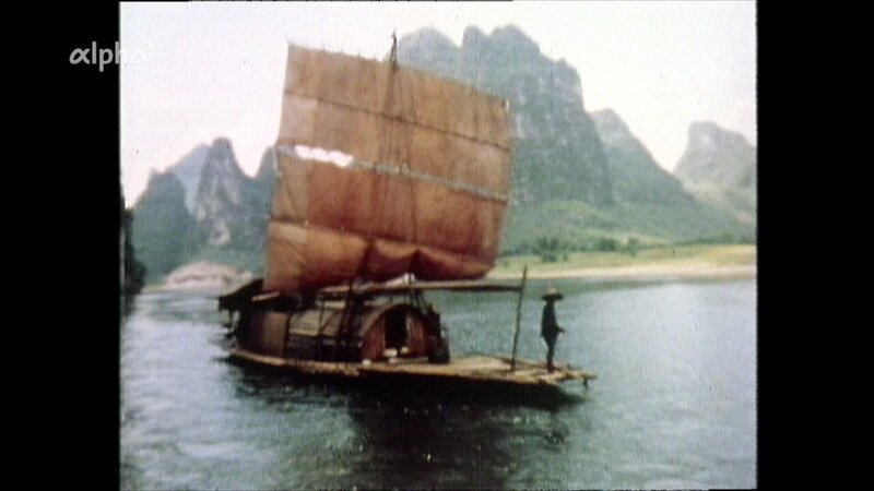 Im „Reiseland China“ dürfen Touristen 1980 in geführten Gruppen das Land besichtigen, unter strenger Aufsicht des Staates. Im Bild: ein Boot der sogenannten „Bootsmenschen“, die das ganze Jahr auf dem Fluss leben, treibt am Touristendampfer vorbei. – Bild: BR /​ BR
