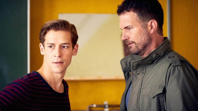 David (Simon Böer, r.) kommt zu Simon (Julius Forster) in den E-Kurs. Er konfrontiert die Schüler mit dem Abschiedsbrief von Leon. – Bild: RTL /​ Frank Dicks