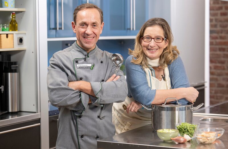 Moderatorin Yvonne Willicks (r) und Koch André Karpinski haben den Check gemacht: Mit Curry und Minestrone wurden sowohl gebrauchte als auch die drei Edelstahlkochtöpfe untersucht. – Bild: WDR/​Solis TV/​Melanie Grande