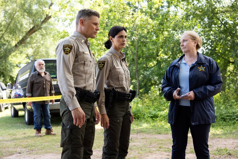 Pictured: Matt Lauria as Boone, Morena Baccarin as Sheriff Mickey Fox and Catherine McNally as Carly. – Bild: CBS/​Paramount /​ 2025 CBS Broadcasting Inc. All Rights Reserved.