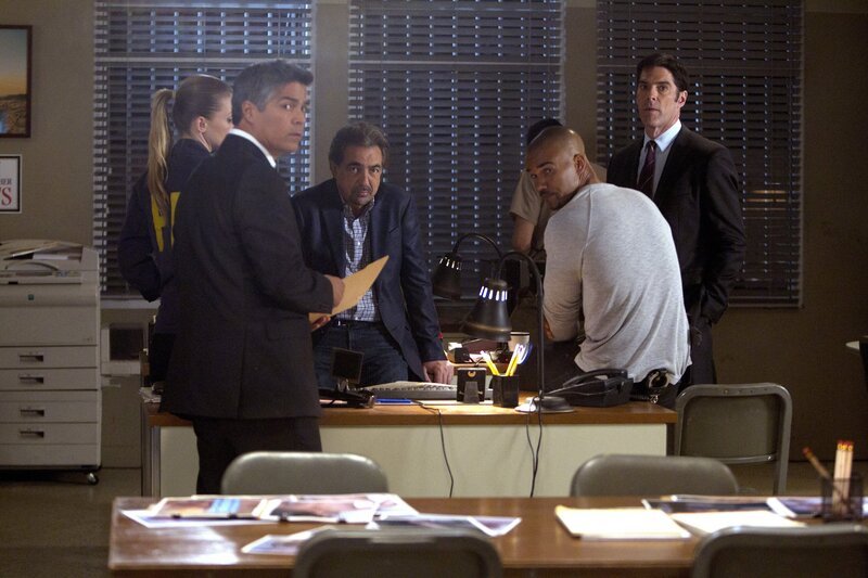 L-R: Mateo Cruz (Esai Morales), David Rossi (Joe Mantegna), Derek Morgan (Shemar Moore) und Aaron Hotchner (Thomas Gibson) – Bild: Sonja Flemming /​ ABC STUDIOS /​ ABC STUDIOS /​ American Broadcasting Companies, Inc. All rights reserved.