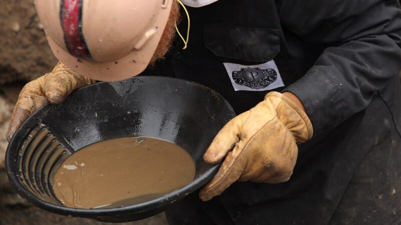 Jimmy Dorsey pans for gold. – Bild: Discovery Channel /​ Discovery Communications