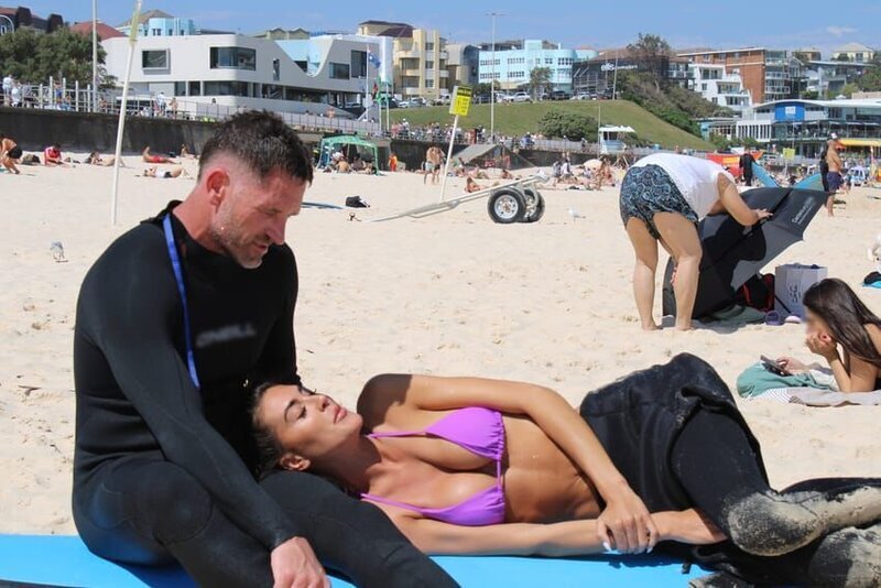 Elise Benson lays on Joshua Lawson on the beach after surfing. – Bild: TLC (FINN)