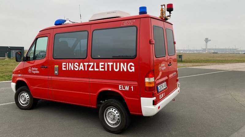 Seit ca. 100 Tagen ist der neue Hauptstadtflughafen BER in Betrieb. Mit ihm auch die Flughafen-Feuerwehr. Die Wehren von den ehemaligen Flughäfen Tegel und Schönefeld müssen sich auf dem neuen Standort zurechtfinden und zusammenwachsen. Die rbb-Reporter haben sie über die ersten Monate dabei beobachtet. – Die Flughafenfeuerwehr. – Bild: rbb