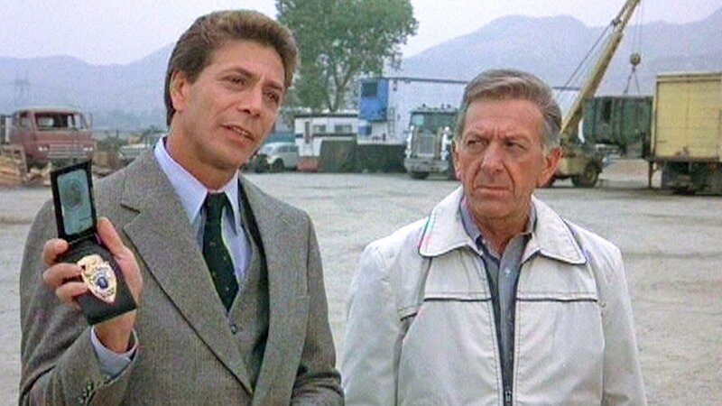 Anthony Giavelli (Gary Wood, l.) vom Gesundheitsamt und Quincy (Jack Klugman) versuchen fieberhaft eine illegale Müllkippe zu finden. – Bild: RTL