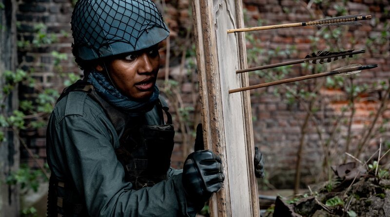 Milly Hendriks (Abigail Abraham) wird in der Außenwelt angegriffen. – Bild: WDR/​jonnydepony/​Maarten De Bouw Photography