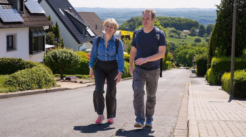 Sabine Heinrich (l) und Fabian Raphael auf ihrer Wanderung durchs grüne Ruhrgebiet. – Bild: WDR/​Klarlogo