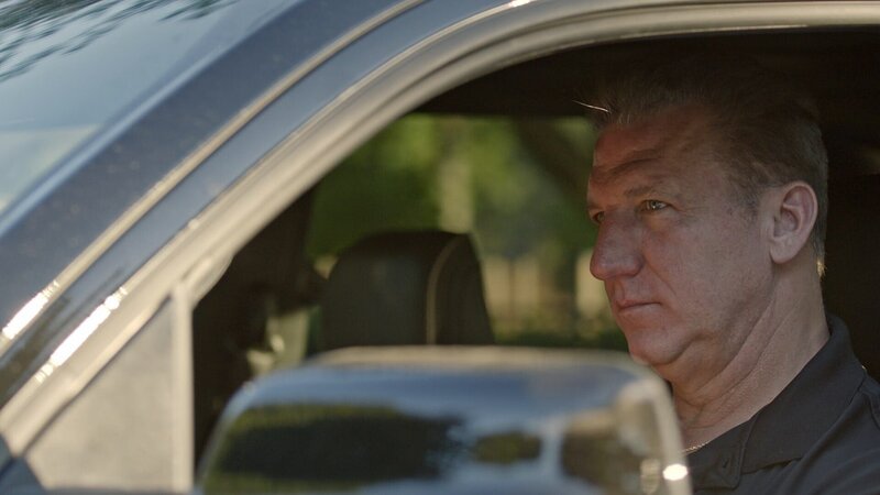 ATF Agent Rich Boehning in his car on a stake out – Bild: Discovery, Inc. All Rights Reserved.