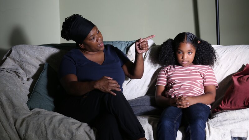 Selena Dukes (Mitchelle) gets angry at daughter. – Bild: Warner Bros. Discovery
