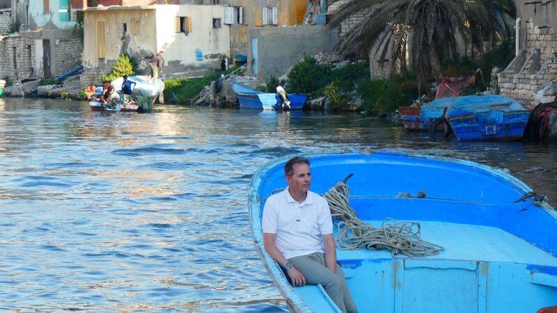 Der maritime Archäologe Dr. Damian Robinson ist in den Kanälen von Al Max, Alexandria, unterwegs. (National Geographic/​Kathrin Benoehr) – Bild: National Geographic /​ Kathrin Benoehr