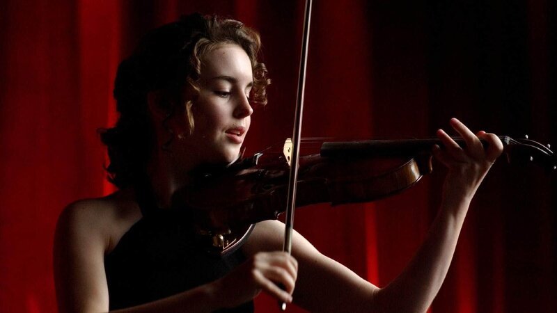 Die 14-jährige talentierte und berühmte Violinistin Natasha Tzetcovich (Elizabeth Rice) wird vermisst. Das Team verdächtigt ihre Familie, ihren Freund oder einen Fan. – Bild: Warner Bros. Entertainment, Inc.