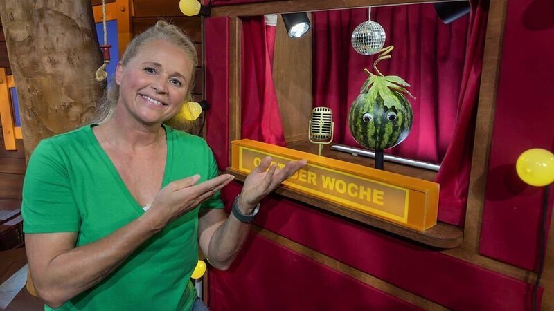 Singa präsentiert das „Obst der Woche“: Melanie Melone. – Bild: KiKA