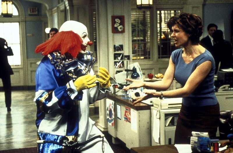 Als Clown kostümiert hält Arthur (Sam Robards, l.) um Nikkis (Connie Britton, r.) Hand an. – Bild: ProSieben Media AG