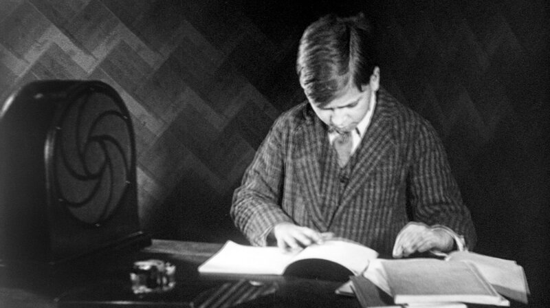 Radio ist in aller Ohren – und das seit 100 Jahren: Am 29. Oktober 1923 geht dieses Massenmedium „on air“. Aber der „Rundfunk“ sorgte nicht nur für den Soundtrack der Geschichte und Unterhaltung, sondern er war immer auch ein Machtinstrument. Der Film ist ein radiophones Roadmovie durch Zeit und Raum. Er erzählt anhand bewegender Tondokumente 100 Jahre Radiogeschichte als deutsche Zeitgeschichte. – Radio-Schule, 1928 – Bild: rbb Radio ist in aller Ohren – und das seit 100 Jahren: Am 29. Oktober 1923 geht dieses Massenmedium „on air“. Aber der „Rundfunk“ sorgte nicht nur für den Soundtrack der Geschichte und Unterhaltung, sondern er war immer auch ein Machtinstrument. Der Film ist ein radiophones Roadmovie durch Zeit und Raum. Er erzählt anhand bewegender Tondokumente 100 Jahre Radiogeschichte als deutsche Zeitgeschichte. – Radio-Schule, 1928 – Bild: rbb
