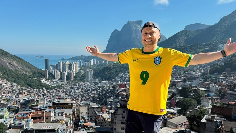 Einfach retour Staffel 3 Folge 4 Jan Fitze über den Dächern von Rio de Janeiro 2026 Copyright: SRF – Bild: SRF