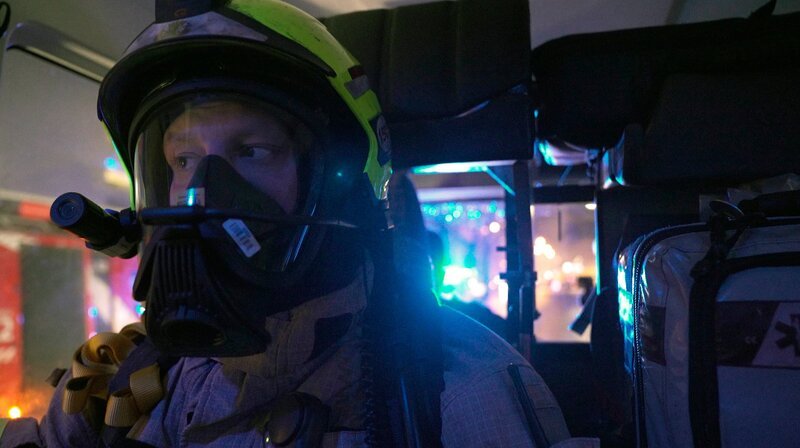 Die letzte Nacht des Jahres: Schon am frühen Abend bereiten sich die Einsatzkräfte der Berliner Feuerwehr auf eine 12-stündige Ausnahmeschicht vor. Niemand weiß, was passiert. Werden die angeordneten Böllerverbotszonen für einen ruhigen Jahreswechsel sorgen? Dieser Film begleitet die Männer und Frauen der Berliner Feuerwehr durch eine außergewöhnliche Nacht. – Auf dem Weg zum Einsatz mit der Freiwilligen Feuerwehr. – Bild: rbb/​DOKfilm/​Nico Gühlstorf