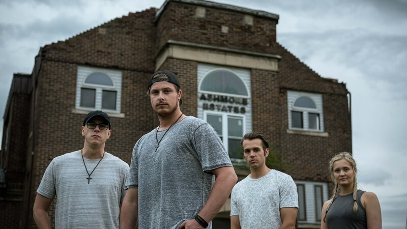 Tanner Wiseman, Alex Schroeder, Dakota Laden and Chelsea Laden at Ashmore Estates, as seen on Travel Channel’s Destination Fear. – Bild: Warner Bros. Discovery