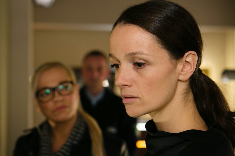 Jennys (Kaja Schmidt-Tychsen) Verdacht gegen Maximilian wird durch Kommissarin Kochs (Mareike Eisenstein) Interesse weiter angefeuert. – Bild: RTL /​ Kai Schulz