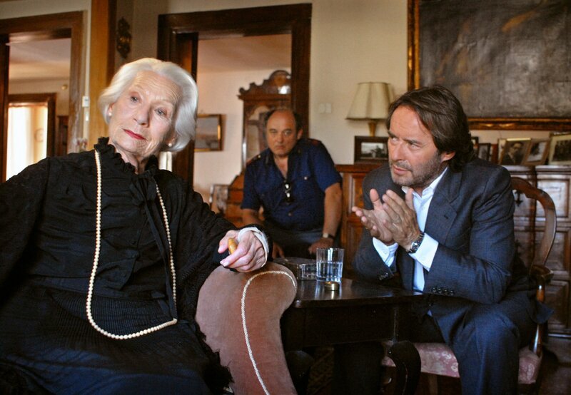 Commissario Brunetti (Uwe Kockisch, re.) und Sergente Vianello (Karl Fischer) vernehmen Signora Jacobs (Inge Keller). – Bild: ARD Degeto/​Martin Menke
