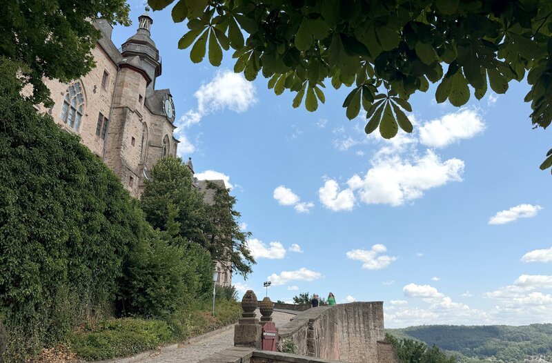 Blick auf das Marburger Schloss. – Bild: HR