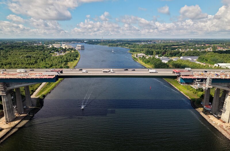 Die Rader Hochbrücke über dem Nord-Ostsee-Kanal - mit Platz für das 118 Meter lange Mittelstück für den Brückenschluss. – Bild: NDR/Joker Pictures GmbH Die Rader Hochbrücke über dem Nord-Ostsee-Kanal - mit Platz für das 118 Meter lange Mittelstück für den Brückenschluss. – Bild: NDR/Joker Pictures GmbH