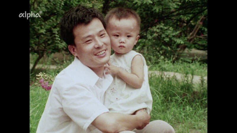 „Frauen tragen die Hälfte des Himmels“ lautete das Wort des Vorsitzenden Mao – seitdem übernehmen Frauen in China die gleichen Arbeiten wie die Männer, und die Männer ehemalige Aufgaben der Frauen, wie dieser junge Vater einer Tochter 1979. – Bild: BR /​ BR