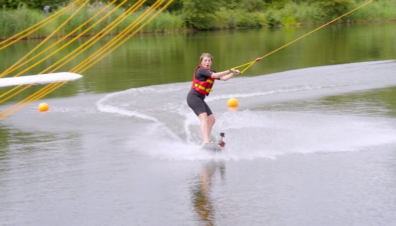 Sabine Heinrich auf der Wasserski-Anlage in Hamm II. – Bild: WDR/​Klarlogo