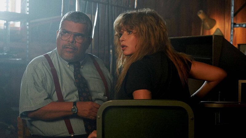 (l-r) Luis Guzmán als Raoul, Natasha Lyonne als Charlie Cale – Bild: Sky Channel