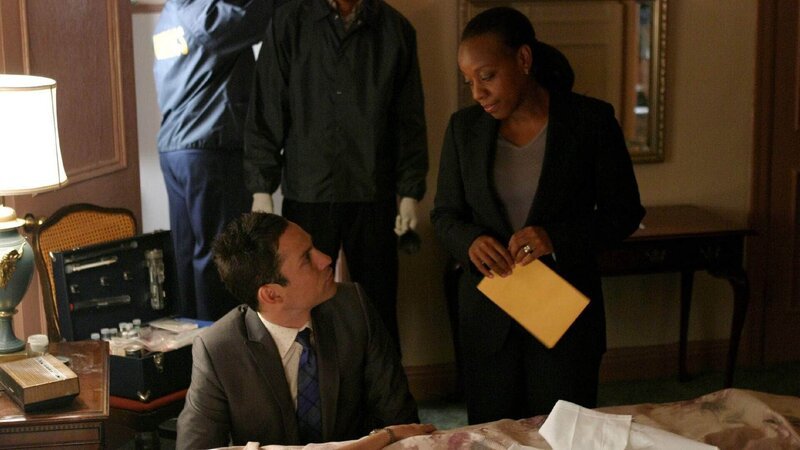 Eine verlobte Frau verschwindet während ihrer Verlobungsfeier. Martin (Eric Close, li.), Vivian (Marianne Jean-Baptiste, re.) und der Rest des Teams finden heraus, dass der Grund für ihr Verschwinden mit Betrug und Schwindel zutun haben könnte. – Bild: Warner Bros. Entertainment, Inc.