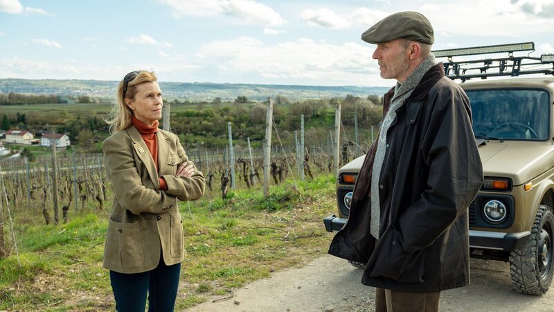 Die verfeindeten Winzer treffen im Weinberg aufeinander: Leslie Malton als Anita Brehm, Dirk Martens als Jochen Monning – Bild: SRF/​ZDF/​Martin Kaufhold