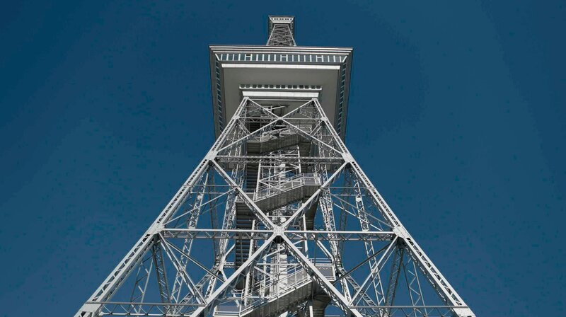 Bei seiner Einweihung 1926 ist der Funkturm Symbol für eine neue Ära: Den Beginn des Massenmediums Radio und die moderne Metropole Berlin. Die Nationalsozialisten stilisieren ihn später als Sinnbild des technischen Fortschritts. Im Kalten Krieg wird der Funkturm das Wahrzeichen Westberlins, der „Leuchtturm der Freiheit“. – Der Funkturm besteht aus 400 Tonnen Stahl. – Bild: rbb/​Marcus Winterbauer