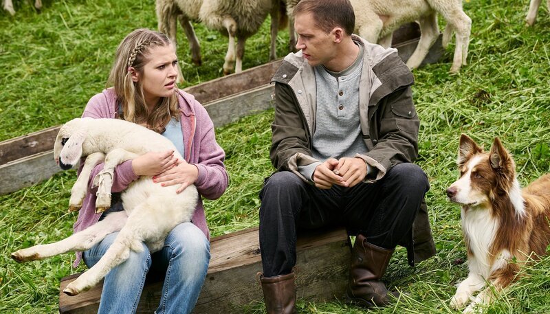 Jonas (Gabriel Raab), das „Schwarze Schaf“ der Kerschbaumers, freundet sich mit Laura Schwarz (Charleen Deetz) an. – Bild: ARD Degeto/​Marco Nagel