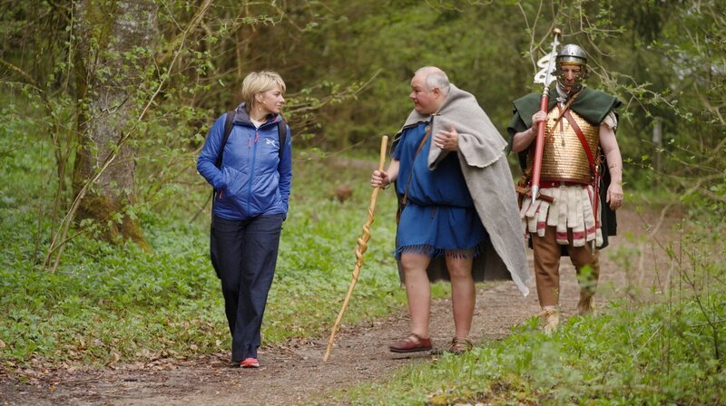 Ab durch die Mitte – WDR-Moderatorin Sabine Heinrich (links) reist durch NRW und tourt mit den Freizeit-Römern und Frank Kellner (Mitte) und Gerd Kohl (rechts) durch die Eifel. – Bild: WDR/​Klarlogo