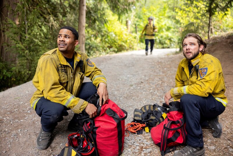 The Tiny Ways We Start to Heal – The Station 42 team responds to a dangerous zipline accident that escalates into a wildfire due to illegal fireworks. Meanwhile, Sharon struggles with letting go of Vince’s belongings and unexpectedly finds comfort in Vince’s ex, Renee (Constance Zimmer), on FIRE COUNTRY. Pictured (L-R): Jordan Calloway as Jake Crawford and Max Thieriot as Bode Leone. – Bild: Eike Schroter /​ CBS Broadcasting, Inc. All Rights Reserved.