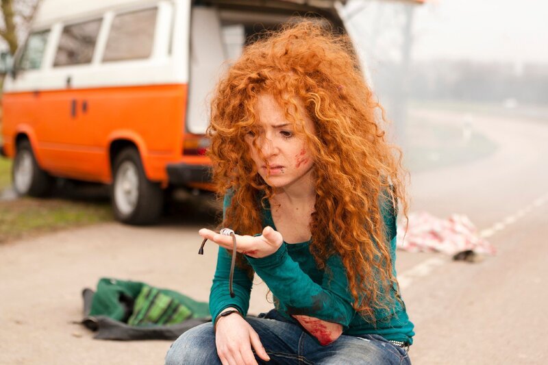 Joe (Sarah Hannemann) erwacht in einem Horrorszenario, durch das sie an ihren Albtraum erinnert wird, der nun schreckliche Wirklichkeit geworden ist: Easy ist schwer verletzt … – Bild: RTL Passion