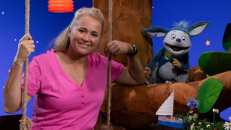 Singa stellt ein Kinderbuch vor, in dem es um Sterne im Nachthimmel geht. Fidi fällt dazu eine Fledermaus-Geschichte ein. – Bild: KiKA
