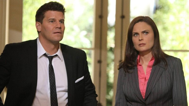 Eine heiße Spur im Mordfall Rachel Knox führt Booth (David Boreanaz) und Brennan (Emily Deschanel) auf die Spuren des Ehemanns der toten Krebspatientin, zu der Rachel ins Grab gelegt wurde. – Bild: RTL /​ FOX