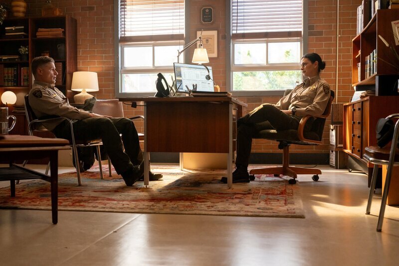 Matt Lauria as Nathan Boone and Morena Baccarin as Sheriff Mickey Fox. – Bild: Christos Kalohoridis /​ CBS/​Paramount