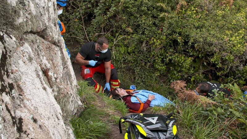 Ep106 – Paramedics carrying patient Michelle on a stretcher. – Bild: Discovery Communications