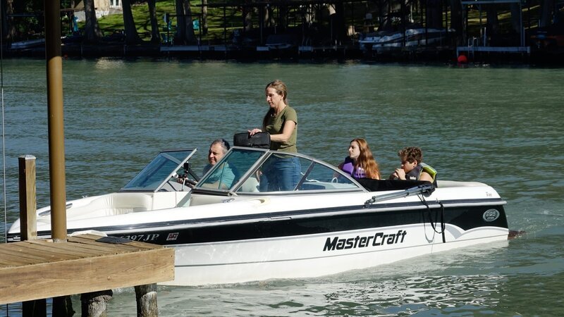Beth and Dimitry enjoy boating on the lake with their kids. – Bild: Warner Bros. Discovery