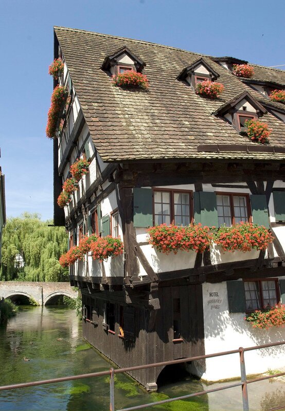 Das schiefe Haus im Fischerviertel in Ulm. – Bild: SWR/​Alexander Kluge