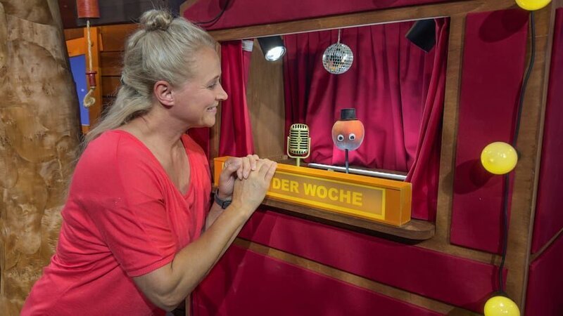 Paul Pfirsich möchte das „Obst der Woche“ werden. Er erzählt Singa in einem Gedicht, warum er so besonders ist. – Bild: KiKA