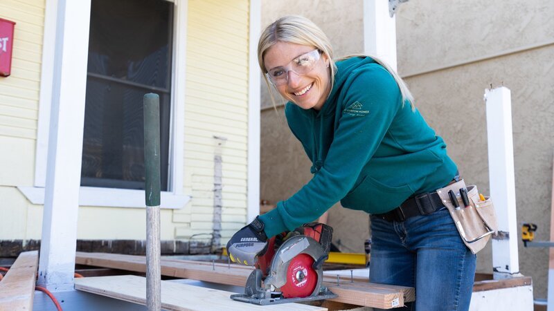 Host Jasmine Roth is thinking of how nice this new deck will be, as seen on HGTV’s Hidden Potential. – Bild: HGTV