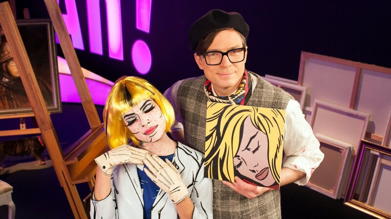 Das Studio von „Wissen macht Ah!“ wird heute zum Maler-Atelier und Ralph vollbringt eine künstlerische Glanzleistung. Während Clarissa Modell steht und Ralph sie mit gekonnten Pinselstrichen geschickt in Szene setzt, erfahren die Zuschauer viel Wissenswertes rund um Kunst. Nebenbei beantworten Clarissa und Ralph die z.B. folgende Frage: Warum verzieht man das Gesicht oder streckt die Zunge raus, wenn man sich konzentriert? – Bild: WDR/​Thorsten Schneider