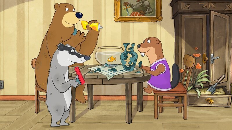 Gemeinsam puzzeln Dr. Brumm, Bibi, Pottwal und Dachs die zerbrochene Vase wieder zusammen. – Bild: rbb/​MDR/​TRIKK17