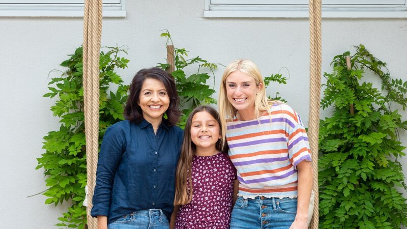 Host Jasmine Roth and homeowner Helen Morales and daughter Zoey in front of their newly renovated home, as seen on HGTV’s Hidden Potential. – Bild: HGTV