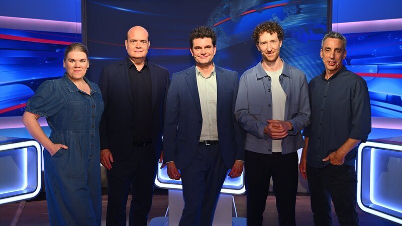Von links: Gisa Flake, Robin Alexander, Lutz van der Horst, Louis Klamroth und Alexander Schubert – Sie sind das Team von „heute-show extra – Das Quiz“. – Bild: ZDF