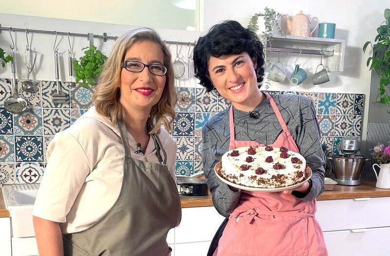 Theresa Knipschild (r), Konditormeisterin aus Köln, backt gemeinsam mit Yvonne Willicks ganz passend zur Bergischen Kaffeetafel eine Schwarzbrot-Torte mit Quarkcreme und Kirschen. Ein wahres Prachtexemplar! – Bild: WDR/​2bild GmbH/​Anja Tanas