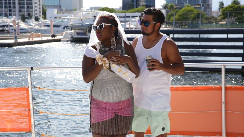 Ashley and Manuel continue to pose on a boat for their engagement party in Florida. – Bild: Warner Bros. Discovery, Inc. or its subsidiaries and affiliates. All rights reserved.